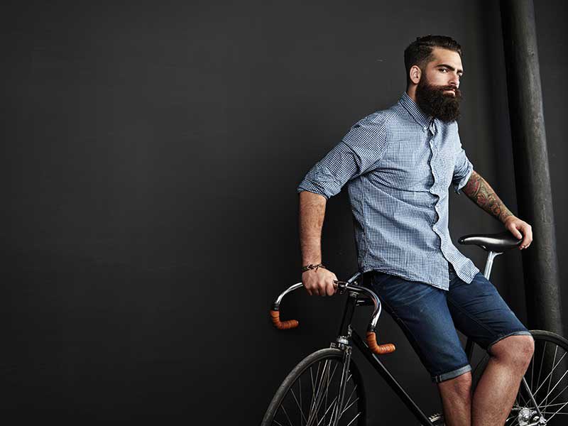 Hipster auf trendigem Rennrad.