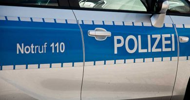 Polizei, Feuerwehr und Katraststropheneinsatzkräfte.