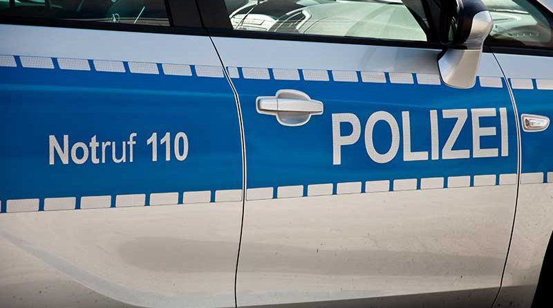 Polizei, Feuerwehr und Katraststropheneinsatzkräfte.