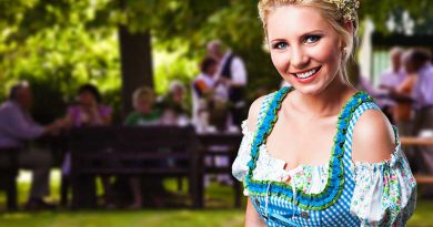 Frau in festlicher blauer Tracht.