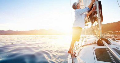 Seegelboote, Bootstouren und Yachten.