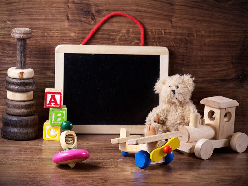 Teddybären, Eisenbahn, Kreisel, Spielwürfel & Maltafel - Welt der Kinderspielzeuge.