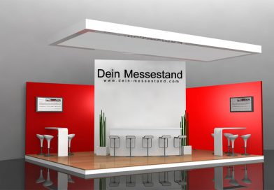 Messestand mit weißem Mobiliar - Stehtisch, hohen Stühlen und roter Wand.