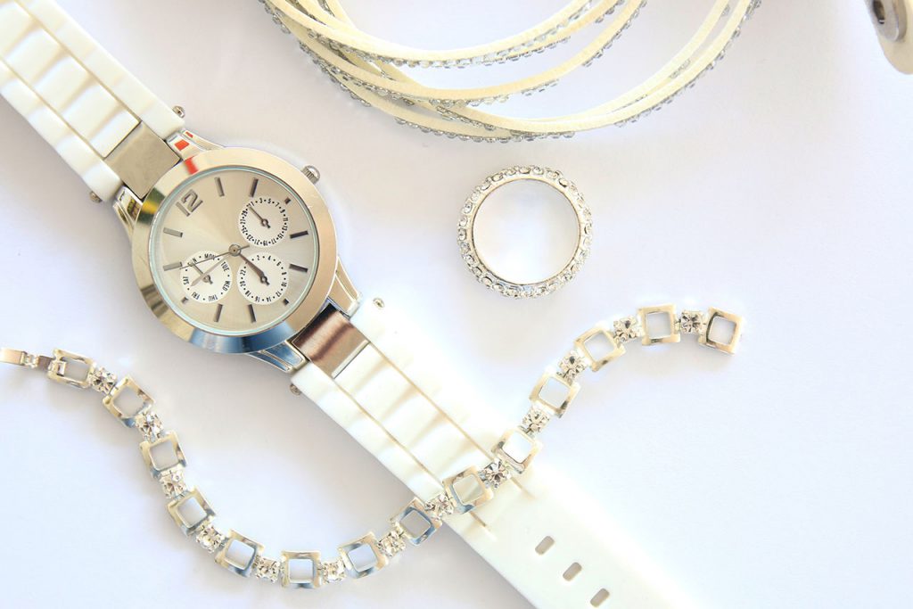 Wertvolle Uhren, Ringe und Schmuck.