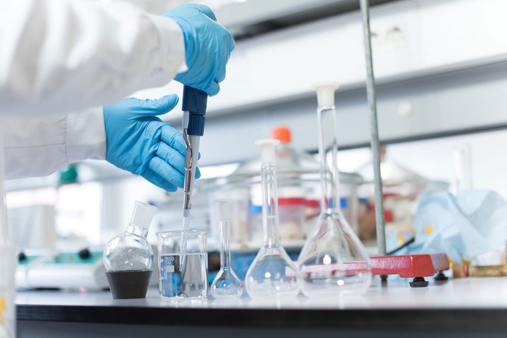 Biobasierte Wirtschaft bestehend aus den Grünen (Landwirtschaft), Roten (Medizin) und Weißen (Industrie) Biotechnologie.