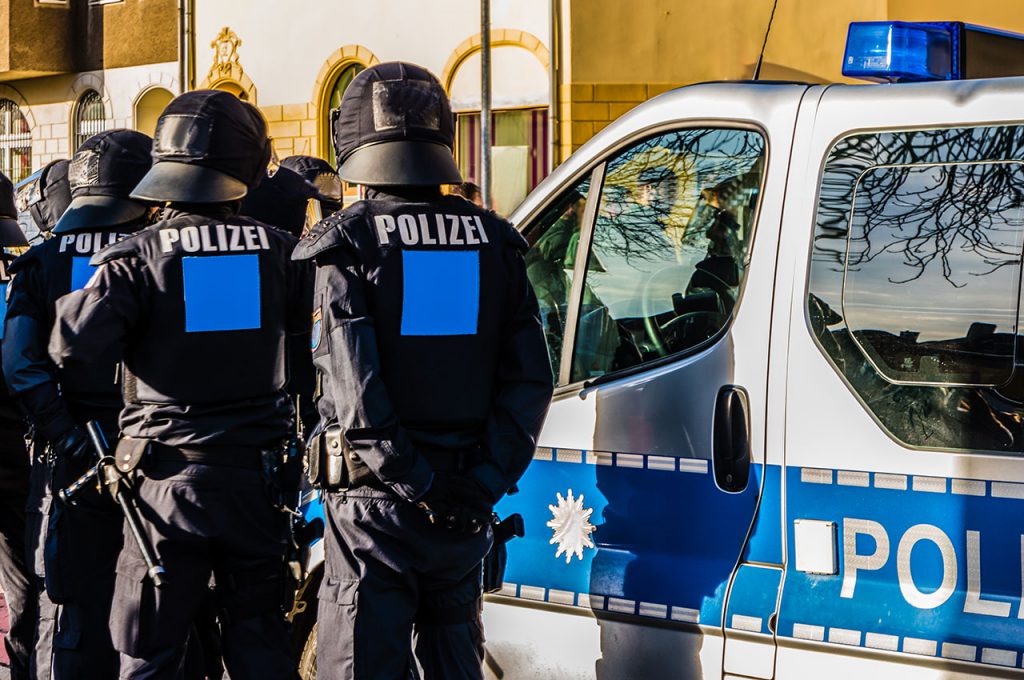Polizei, Militär und Security.