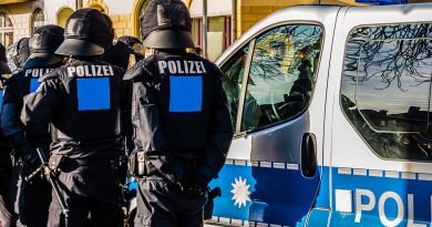 Polizei, Militär und Security.