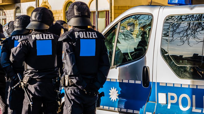 Polizei, Militär und Security.