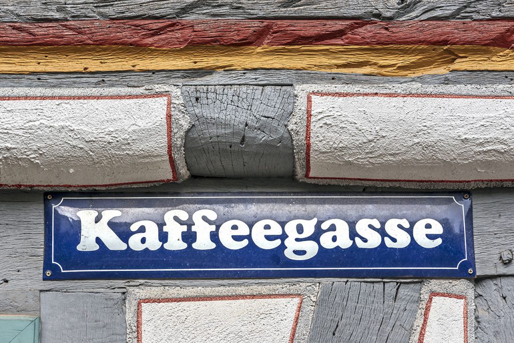 Straßenschild - non-printed wird im Bereich für Baustellen, Kanalbeschriftung, Architektur oder beleuchtete Displays eingesetzt.
