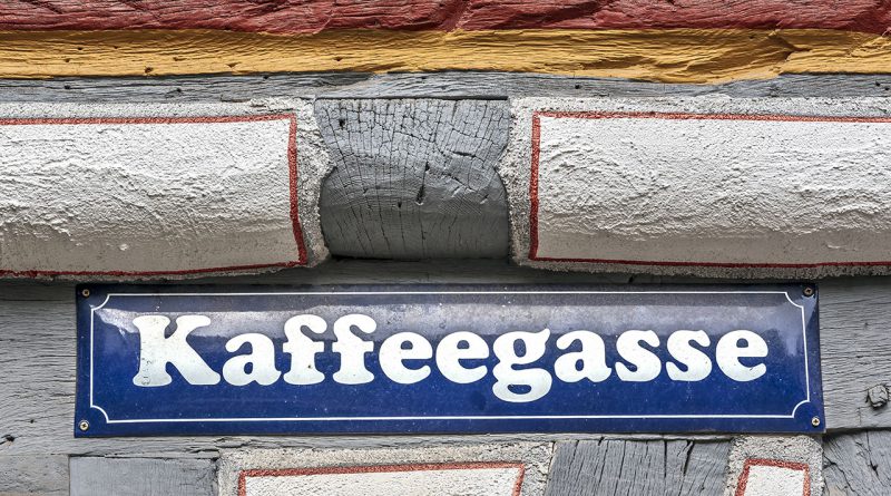 Straßenschild - non-printed wird im Bereich für Baustellen, Kanalbeschriftung, Architektur oder beleuchtete Displays eingesetzt.