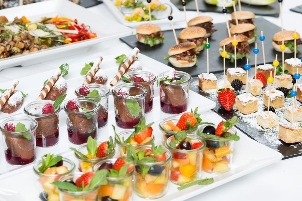 Feine Desserts und kleine Appetithäppchen.