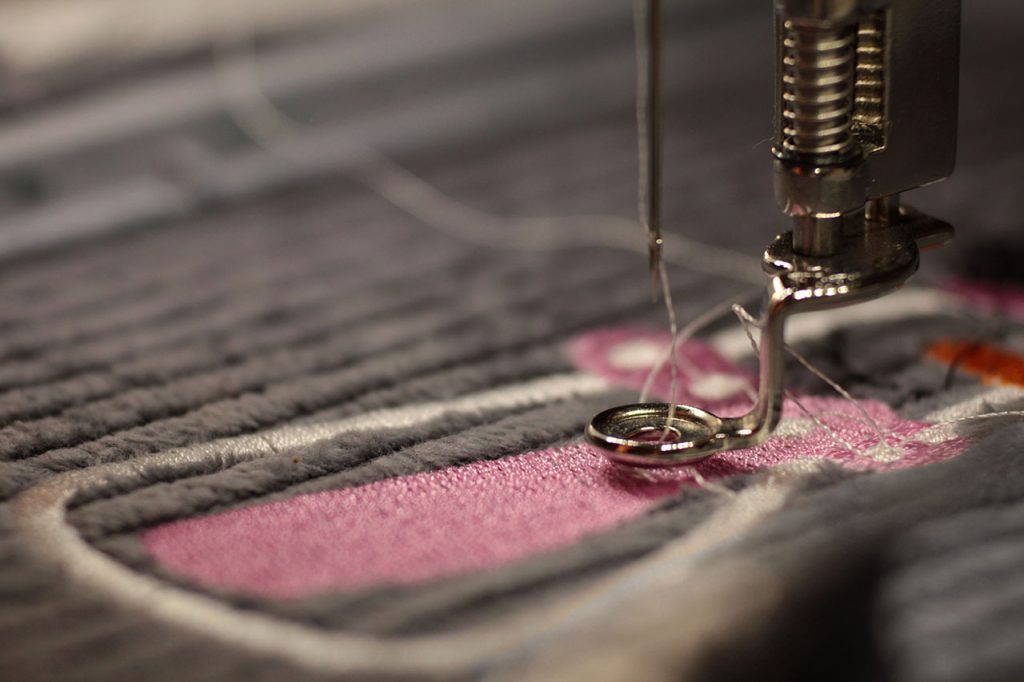 Wohn- und Objekttextilien, von Gardinen, Tapeten, Möbelstoffen und Kissen bis hin zu Teppichen, Fußmatten und Sonnenschutz gibts auf der Heimtextil Frankfurt.