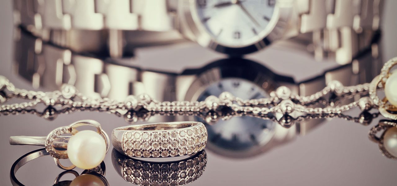 Uhren, Ringe, faszinierender Schmuck im Schmuckgroßhandel der Inhorgenta.
