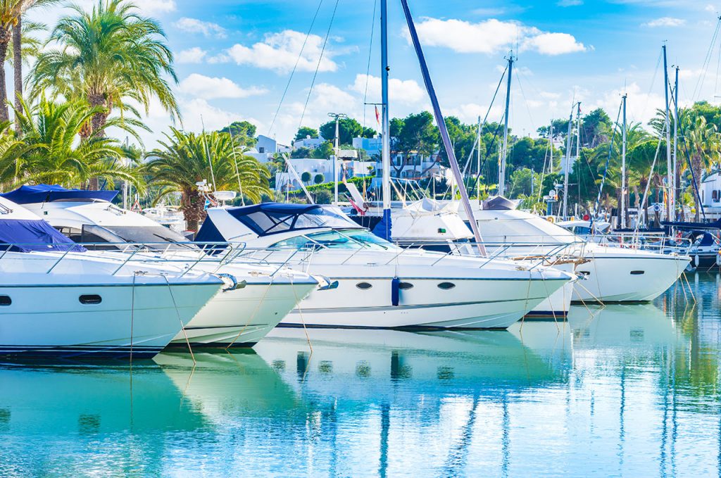 Boote im Hafen und Luxusyachten.