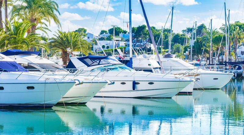 Boote im Hafen und Luxusyachten.