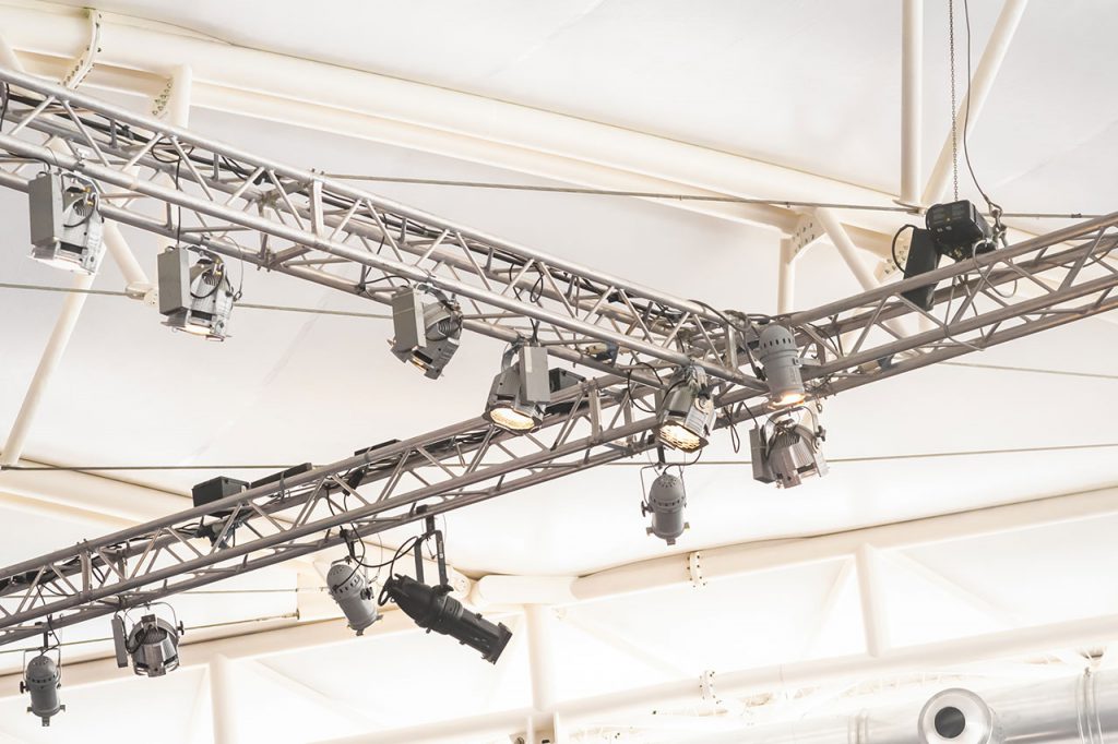 Licht-, Ton- und Bühnentechnik. Systemintegration, Produktion und Broadcast, Eventausstattung.