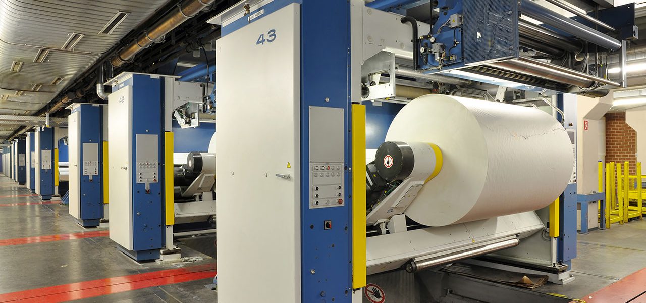 Maschine in der Papierindustrie. Rohstoffe und Fasertechnologie.