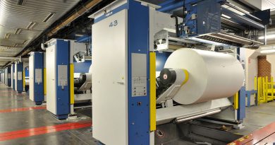 Maschine in der Papierindustrie. Rohstoffe und Fasertechnologie.