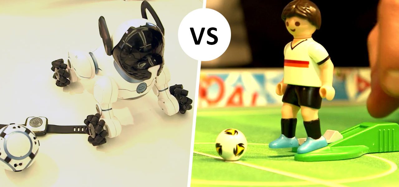 Spielwaren Check. Roboter Hund und Fußball Spielfigur