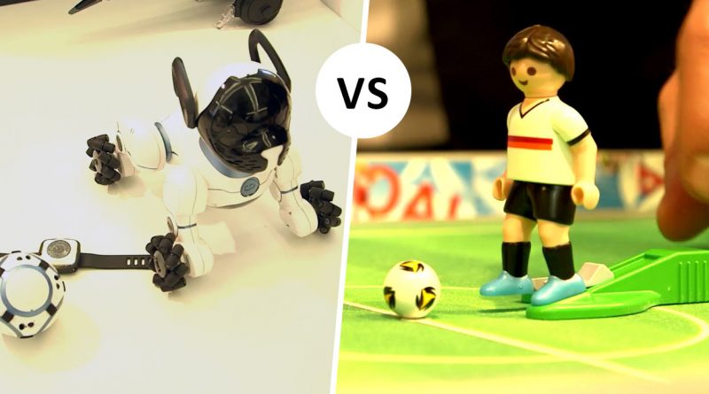 Spielwaren Check. Roboter Hund und Fußball Spielfigur