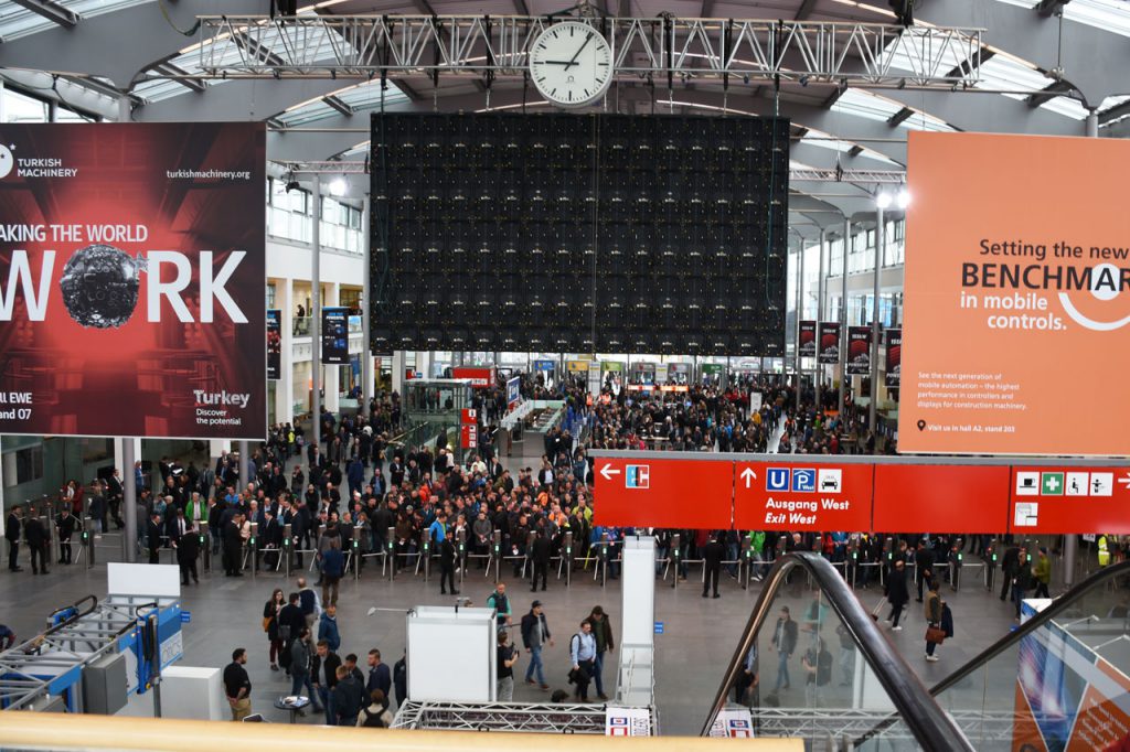 bauma 2019 Messe München Eingang West, 30 Minuten vor Messebeginn